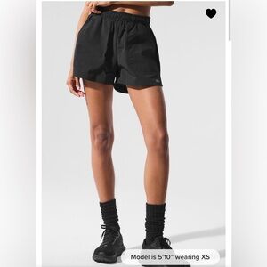 NWT Women’s Alo Yoga Alumni Short, size Medium black